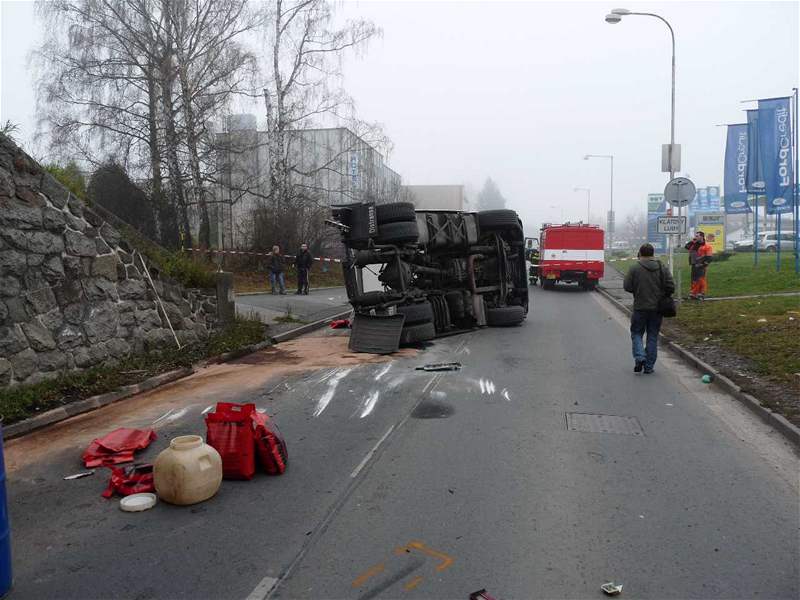 V Klatovech narazil kamion do viaduktu a roztrhl se o nj