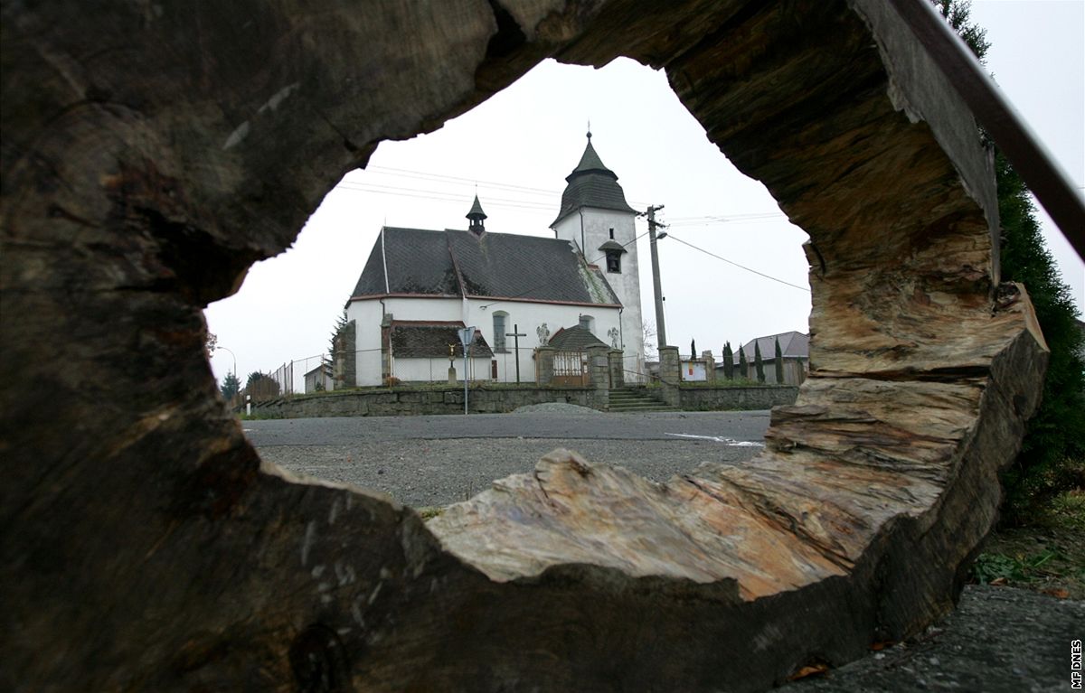 Dominantou �ího�t� je kostelík s pohnutou minulostí.