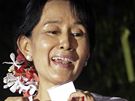 Barmská disidentka Su ij hovoí ke svým píznivcm (13. listopadu 2010)