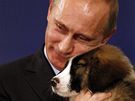 Ruský premiér Vladimir Putin hýká tn, které dostal os svého bulharského...