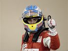 JEDNIKA? Fernando Alonso z Ferrari sice ukazuje palec nahoru, v kvalifikaci ale nejrychlejí nebyl a musel se spokojit s tetím místem.