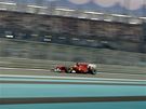 Fernando Alonso z Ferrari projd ped hlavn tribunou bhem kvalifikace Velk ceny Emirt.