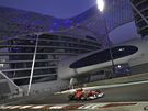 PED HOTELEM. Fernando Alonso z Ferrari projídí kolem moderního hotelu Yas Marina bhem kvalifikace Velké ceny Emirát.