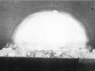 TRINITY. První testovací výbuch jaderné zbran v djinách na oficiálních snímcích americké armády. (16. ervence 1945)