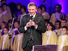 Fará Czendlik uvádí pedvánoní koncert Lucie Bílé a Boni pueri v Lankroun....