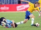 Argentinský útoník Lionel Messi (vlevo) prohrál souboj s brazilským záloníkem Lucasem Leivou v mezistátním utkání v Kataru.