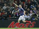Mathieu Valbuena z Francie oslavuje gól v mezistátním utkání v Anglii.