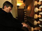 Jaroslav Tma hraje na zrestaurované a 400 let staré varhany v litomické katedrále sv. tpána.