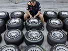 Mechanik stáje Red Bull pipravuje pneumatiky ped tréninkem v Abú Zabí.