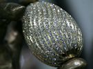 perk ve tvaru vejce je vyroben ze 14karátového zlata, je zdobí 1000 diamant s celkovou váhou 100 karát. Cena diamat pesahuje 4 miliony korun. perk je souástí sochy Salvadora Dalího.