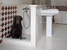 Koupelna je vybavena sprchou pro psy, její vybavení stejn jako zbytek koupelnového zaízení nese znaku Villeroy & Boch