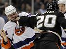 Obránce Radek Martínek z New York Islanders inkasuje úder v bitce s Ryanem Carterem z Anaheimu.