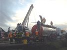 Vyproování kamionu s cisternou váící 22 tun, který se pevrátil na silnici z Tince do Frýdku-Místku.