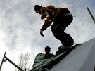 Snowboardisté v Okříškách na Třebíčsku zahájili sezonu. Sníh na rampu si přivezli ze stadionu.