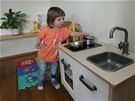 Dvouletá Rozálka v dtské kuchyni, ve které si hraje na hospodyku