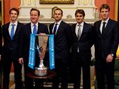 Tom Berdych (tet zprava) pzuje s ostatnmi astnky Turnaje mistr v Londn v sdle britskho premira Davida Camerona (tvrt zleva) na Downing Street 10