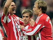 Fotbalist Bayernu Mnichov se raduj z glu, kter z pokutovho poku vstelil Philipp Lahm (uprosted)