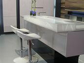 Nastavitelná vý�ka pracovní plochy (i barového pultu) je v kuchyni velmi p�íjemná. Architekt Ma�ák ji pou�il pro zna�ku Nadop. 