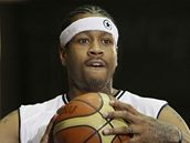 Allen Iverson se pedstavil 32 tiscm tureckch fanouk v dresu Besiktase Istanbul