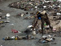 Cholera se na Haiti  pedevm dky nehygienickm podmnkm (15. listopadu 2010)