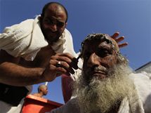 Lazebnk sadsk. Muslimov se ped svtkem obti zbavuj vlas (17. listopadu 2010)