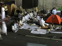 Nemajetn muslimov pespvaj v Mekce na ulicch (17. listopadu 2010)