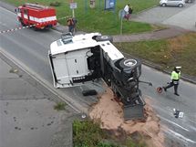 V Klatovech narazil kamion do viaduktu a roztrhl se o nj