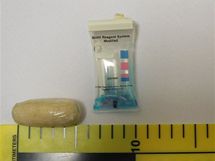 Celnci na prask Ruzyni nali v tle paerka 67 kapsl s kokainem