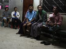 Barmnci, kte utekli ped juntou do Thajska, sleduj zprvy o proputn disidentky Su ij (13. listopadu 2010)