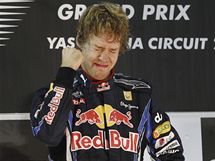 EMOCE. Sebastian Vettel se na pdiu raduje ze svho vtzstv ve Velk cen Ab Zab a zisku mistrovskho titulu