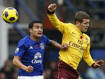 Tim Cahill z Evertonu (vlevo) v hlavikovm souboji s Jackem Wilsherem z Arsenalu