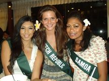 esk Miss Vitalita 2010 Carmen Justov se svmi soupekami na mezinrodn souti Miss Earth 2010