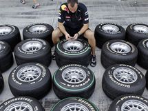 Mechanik stje Red Bull pipravuje pneumatiky ped trninkem v Ab Zab.