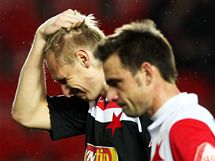 Branká� Zden�k Zlámal (v pozadí) nem��e uv��it, �e slávisté p�i�li v duelu s...