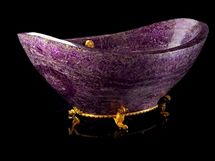 Luxusn fialov vana je vyezan z prodnho ametystu 
