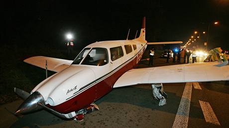 Jednomotorové letadlo muselo kvli technické závad nouzov pistát na silnici mezi Brnem a Svitavami. (14. listopadu 2010)