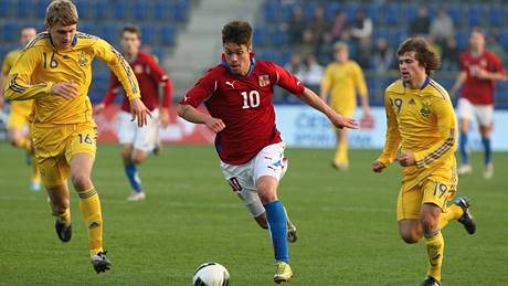 Václav Kadlec prohání ukrajinskou obranu, marn ho stíhají  Igor Plastun a Igor ajkovskij (vpravo).