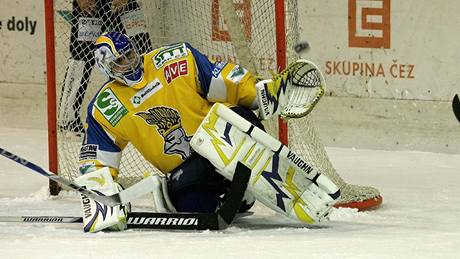 Milan Procházka z Chomutova st�ílí v derby na ústeckého branká�e Zde�ka Orcta