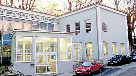 St�ední um�leckopr�myslová �kola sklá�ská v Kamenickém �enov�.
