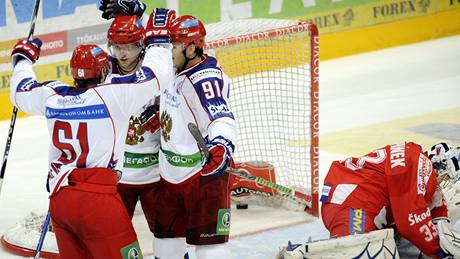 RUSKÝ GÓL. Hokejisté Ruska oslavují gól v utkání Karjala Cupu proti Česku. Dole je smutný brankář Jakub Štěpánek.