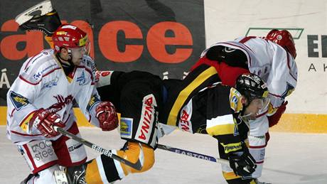 Litvínovský Ivan varný padá mezi dvma tineckými hokejisty.