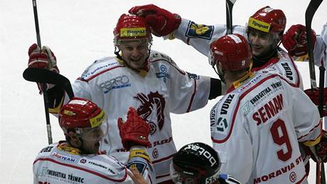 TO DAL ON. T�ine�tí hokejisté se radují z gólu a Polanský ukazuje na spoluhrá�e Hr�u, který byl autorem branky.