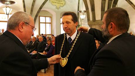 Primátorem krajského m�sta se podruhé stal ob�anský demokrat Jaroslav Vymazal (na snímku uprost�ed)