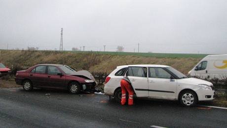 Na silnici R52 ve smru na Brno se ráno srazilo est aut, pi nehod se zranilo 10 lidí