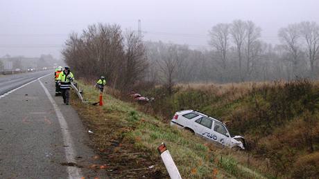 Na silnici R52 ve smru na Brno se ráno srazilo est aut, pi nehod se zranilo 10 lidí