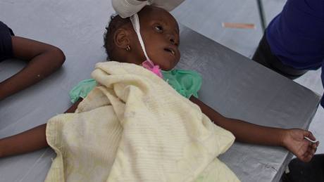 Dv minuty po poízením snímku prohlásil léka haitskou holiku za mrtvou. Zemela na choleru, která suuje celý ostrov