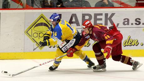 Jihlav�tí hokejisté (v �erveném) v domácím utkání proti Ústí nad Labem zklamali. Proti pozorn� bránícímu soupe�i, kterému chyb�lo sedm hrá�� základní sestavy, nedokázali nic vymyslet a prohráli 1:3.