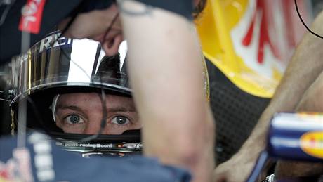 POHLED VÍTZE. Sebastian Vettel z Red Bullu se soustedí ped zaátkem kavlifikaní jízdy, ve které zajel nejrychlejí as.
