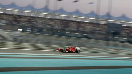 Fernando Alonso z Ferrari projídí ped hlavní tribunou bhem kvalifikace Velké ceny Emirát.