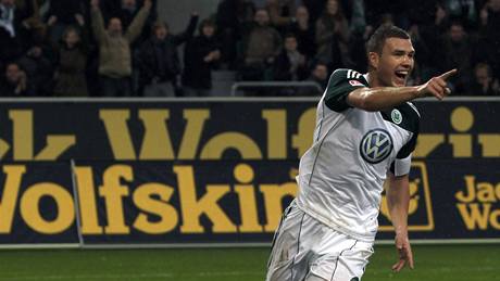 KANONÝR. Edin Deko z Wolfsburgu oslavuje svou branku do sít Schalke 04.